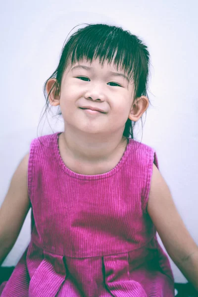 Gülümseyen ve kameraya bakarak bir güzel küçük Asyalı kız portresi — Stok fotoğraf