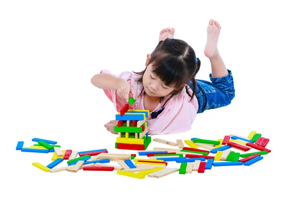 Criança brincando de blocos de madeira de brinquedo, isolado no fundo branco . — Fotografia de Stock