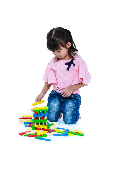 Criança brincando de blocos de madeira de brinquedo, isolado no fundo branco . — Fotografia de Stock