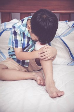 Çocuk yaralandı. Bandaj ile çocuğun diz yara. Vintage sesi.