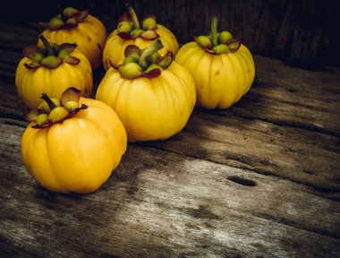 Ahşap arka plan üzerinde Garcinia cambogia taze meyve. Meyve diyet için