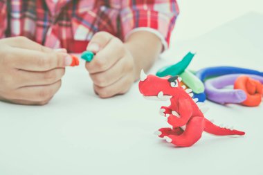 Beyaz arka plan üzerinde modeli kil kalıplama çocuk. Çocuğun hayal güçlendirmek. Vintage sesi efekti.