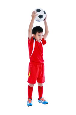 Futbol topu ile genç Asya futbol oyuncusu. Stüdyo vurdu.