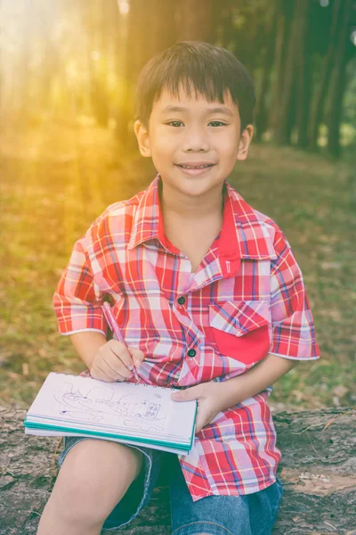 幸せなアジアの少年の笑顔と本を持ってします。教育コンセプトです。ビンテージ スタイル. — ストック写真