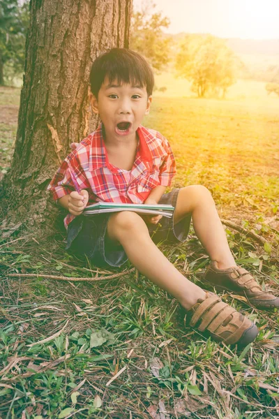 Gelukkig Aziatisch glimlachend en houden van een boek. Onderwijs concept. Vintage stijl. — Stockfoto