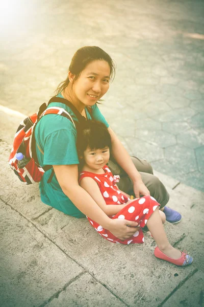 Gelukkig moeder en dochter glimlachend en buitenshuis, ontspannen reizen op vakantie. — Stockfoto