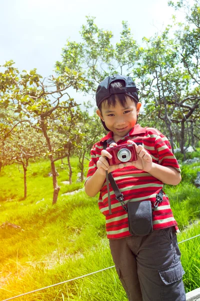 Mutlu Asyalı çocuk açık havada gün zamanında rahatlatıcı seyahat etmek tatil — Stok fotoğraf