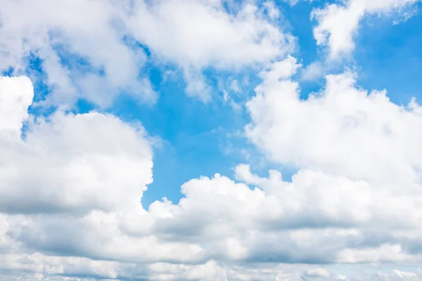 Hermoso cielo azul con nubes. Nature Background. Al aire libre — Foto de Stock