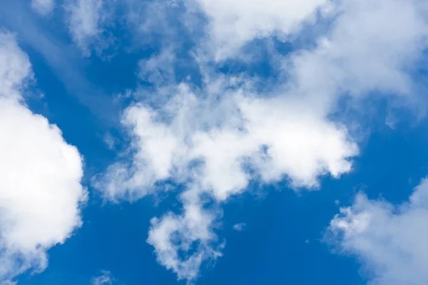 Schöner blauer Himmel mit Wolken. Natur-Hintergrund. im Freien — Stockfoto