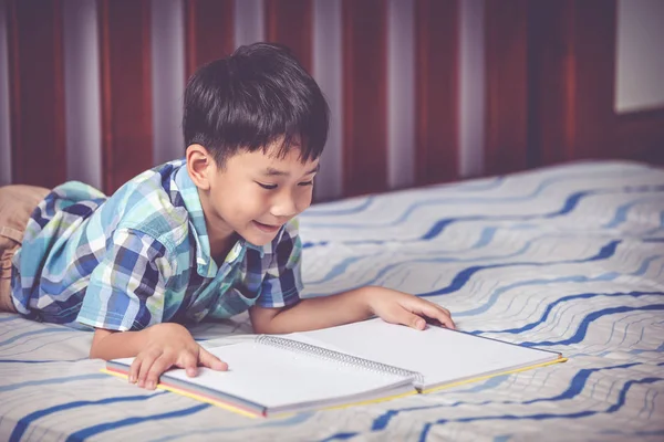 Azjatycki chłopiec czytanie książki. Koncepcja edukacji. Dźwięk w Vintage. — Zdjęcie stockowe