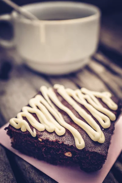 Pastel de chocolate brownie y café caliente sobre fondo de madera vieja . —  Fotos de Stock