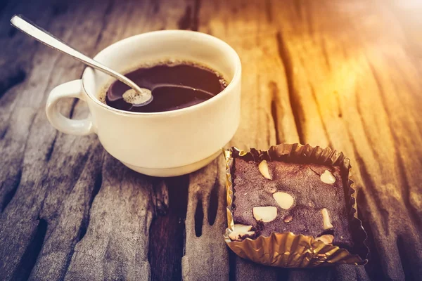 Ciasto czekoladowe brownie i gorąca kawa na stare drewniane tła. — Zdjęcie stockowe