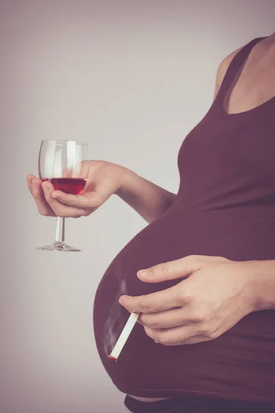 妊娠合并香烟和酒精的侧面图。怀孕不健康孕产概念. — 图库照片