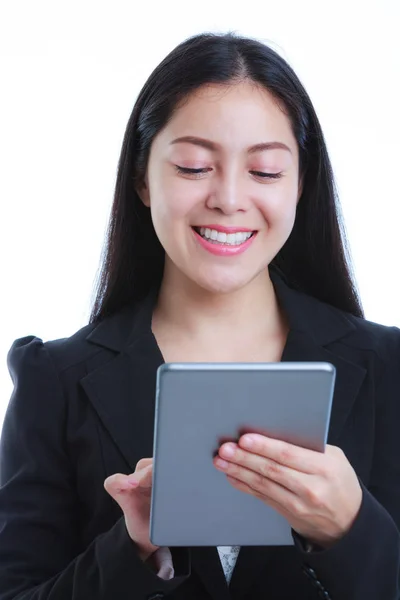 Asiatisk kvinna håller Tablet PC: n, på vit bakgrund, arbetar på att röra vid skärmen. — Stockfoto