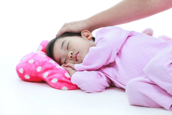 Adorable asiático niño durmiendo pacíficamente, isplated en blanco fondo . — Foto de Stock