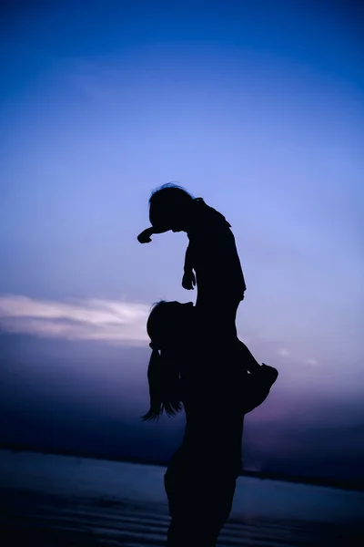 Silhouette of mother and child enjoying the view at riverside. — Stock Photo, Image