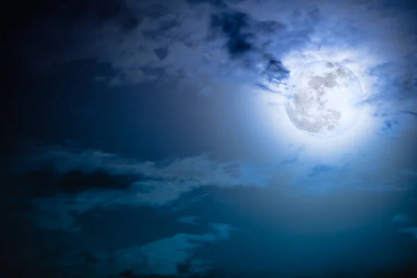 Nighttime sky with clouds and bright full moon with shiny. — Stock Photo, Image