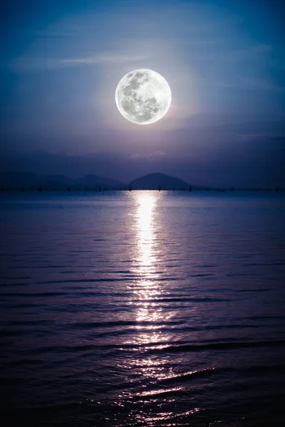 Romantik manzara ile gece denize dolunayda. Moonon deniz yansıması