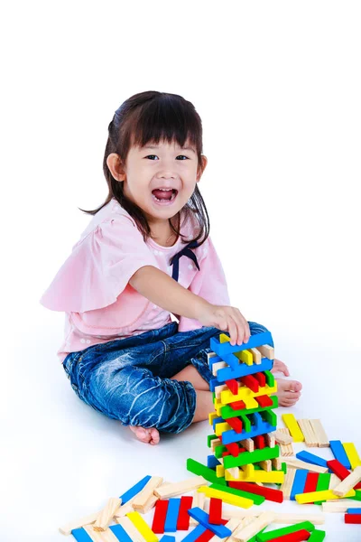 Bambino che gioca blocchi di legno giocattolo, isolato su sfondo bianco . — Foto Stock