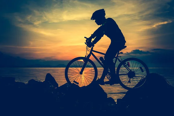 健康的生活方式。自行车骑自行车在海边的剪影 — 图库照片