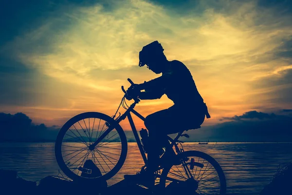健康的なライフ スタイル。海辺で自転車に乗って自転車のシルエット. — ストック写真