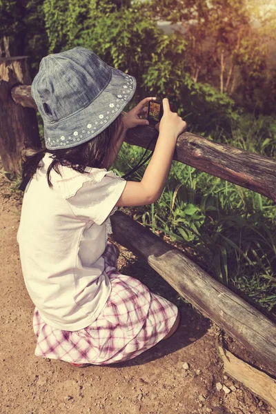 Gelukkig Aziatisch meisje ontspannen in de buitenlucht reizen op vakantie. Vintage en crème Toon. — Stockfoto