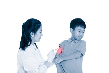 Telkih çocuğun kol doktor. Asyalı çocuk aşı şırınga hakkında endişeleniyorum. Beyaz izole 