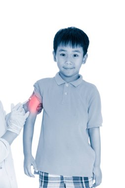 Telkih çocuğun kol doktor. İnsan sağlık ve tıp kavramı. Beyaz izole 