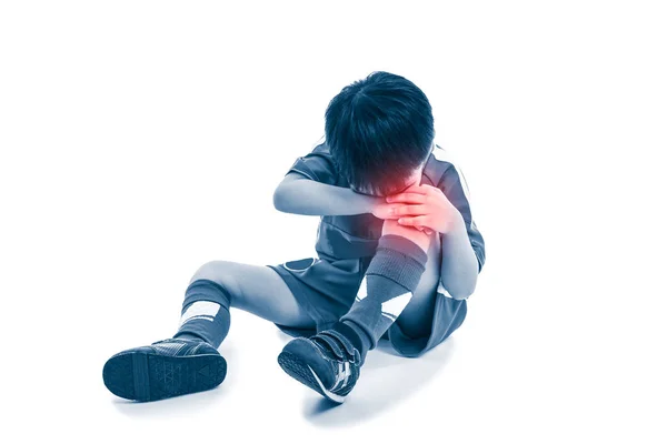 Volledige lichaam van Aziatische voetbal jeugdspeler met pijnlijke bij knie. Geïsoleerd op witte achtergrond. — Stockfoto
