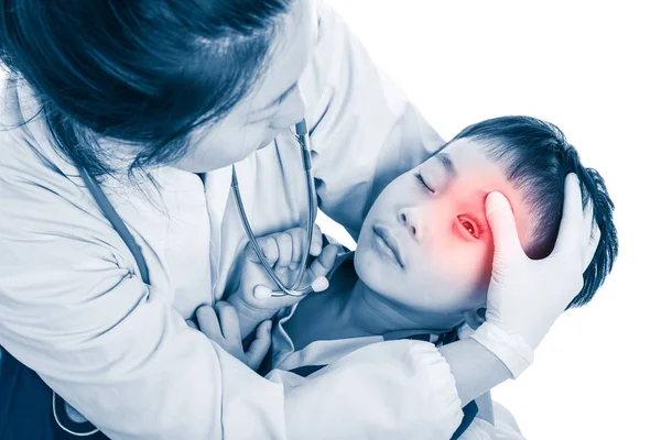 Spor yaralanma. Doktor çocuğun gözü ile bir çürük, ilk yardım vermek.
