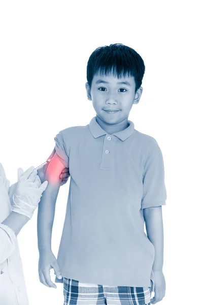 Der Arzt impft den Arm des Jungen. menschliche Gesundheitsfürsorge und medizinisches Konzept. isoliert auf weiß — Stockfoto