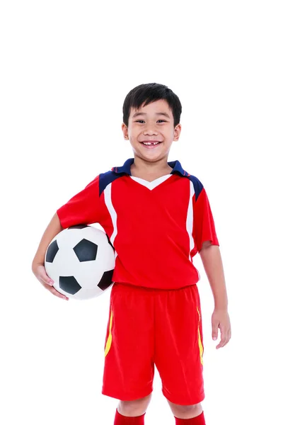 Jeune joueur asiatique de football avec le football souriant et tenant ballon de football . — Photo