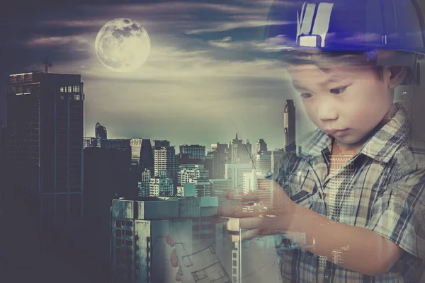 Подвійна експозиція азіатської дитини з шоломом в поєднанні з хмарочосами і повним місяцем . — стокове фото