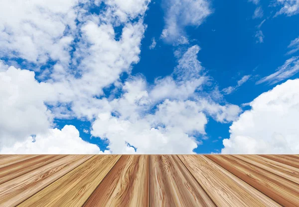Tablero de madera Perspectiva mesa vacía sobre hermoso cielo azul — Foto de Stock