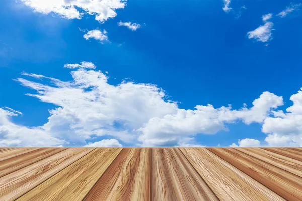 Perspectief houten bord leeg tafelblad over mooie blauwe hemel — Stockfoto