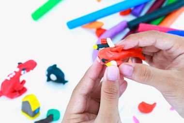 Yakın çekim. Çocuk modeli kil, beyaz arka plan kalıp. 