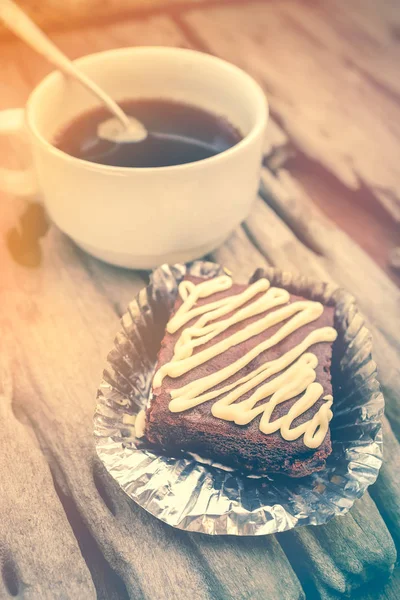 蛋糕巧克力布朗尼和旧木背景上的热咖啡. — 图库照片