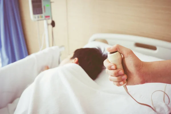 Sürgősségi ápoló hív gomb megnyomásával a kezét. — Stock Fotó