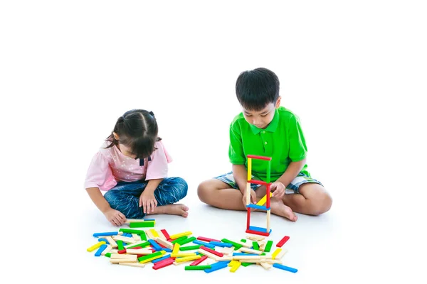 Niños jugando bloques de madera de juguete, aislados sobre fondo blanco . — Foto de Stock
