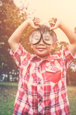 Büyüteç Park tatil Asya çocuk. Sıcak sesi. 