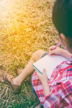 Arkadan Görünüm. Çocuk kitap yazma. Eğitim kavramı. Vintage tarzı