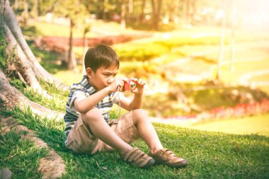 Asya kamera rahatlatıcı açık havada gün zamanında çocukla seyahat tatil.