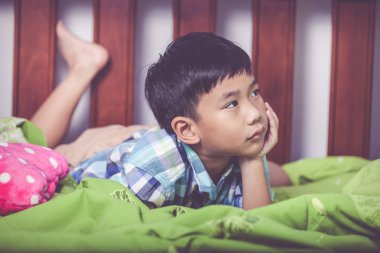 Üzgün çocuk yatak odası iç. Sorun aile kavramı.