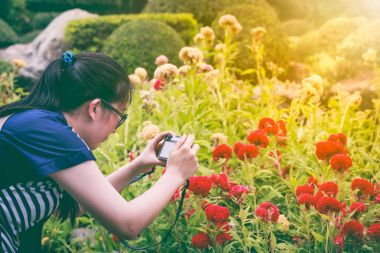 Kadın fotoğrafçı profesyonel dijital fotoğraf makinesi ile. Açık.