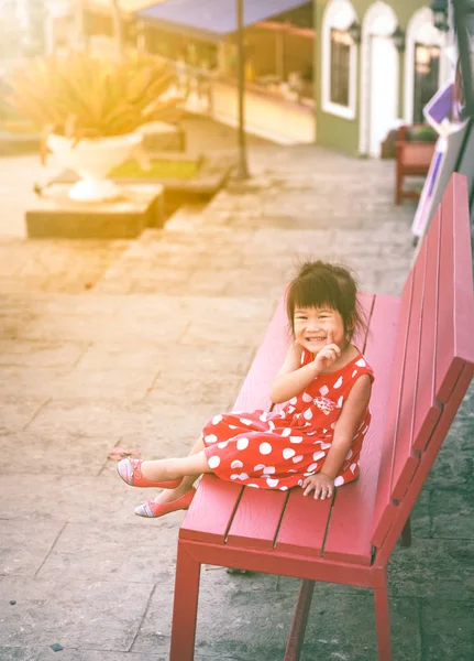 Glücklich asiatische Mädchen lächeln und entspannen im Freien in den Tag Zeit. — Stockfoto