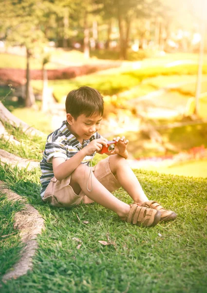 Feliz asiático chico con cámara relajante al aire libre en el día . —  Fotos de Stock