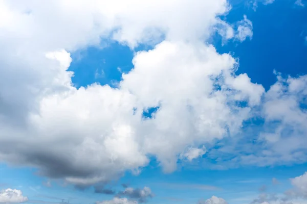 Hermoso cielo azul con nubes. Nature Background. Al aire libre — Foto de Stock