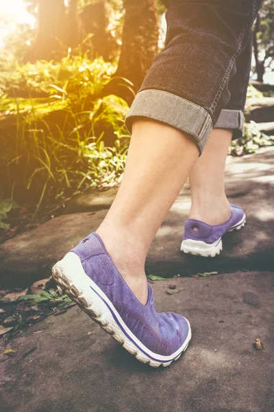 Primer plano de la mujer caminando ejercicio, concepto de salud, al aire libre. Tono vintage . — Foto de Stock