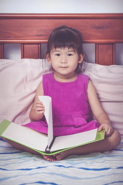 Chica asiática leyendo un libro. Concepto educativo. Tono vintage . — Foto de Stock