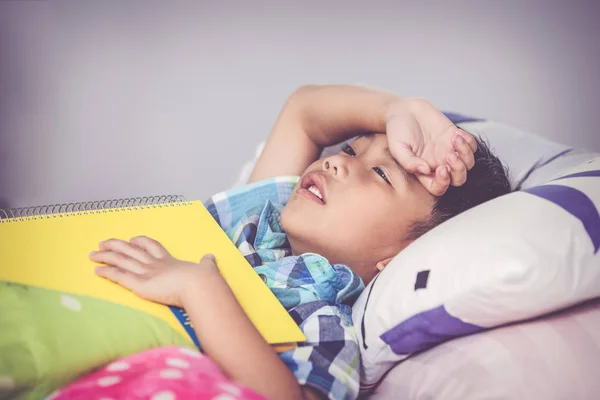 Cansado e entediado rapaz infeliz. A estudar muito, conceito de educação. V — Fotografia de Stock